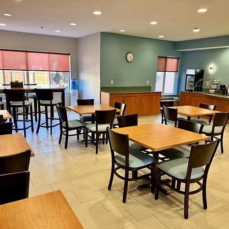 Days Inn & Suites By Wyndham Madison Exterior photo