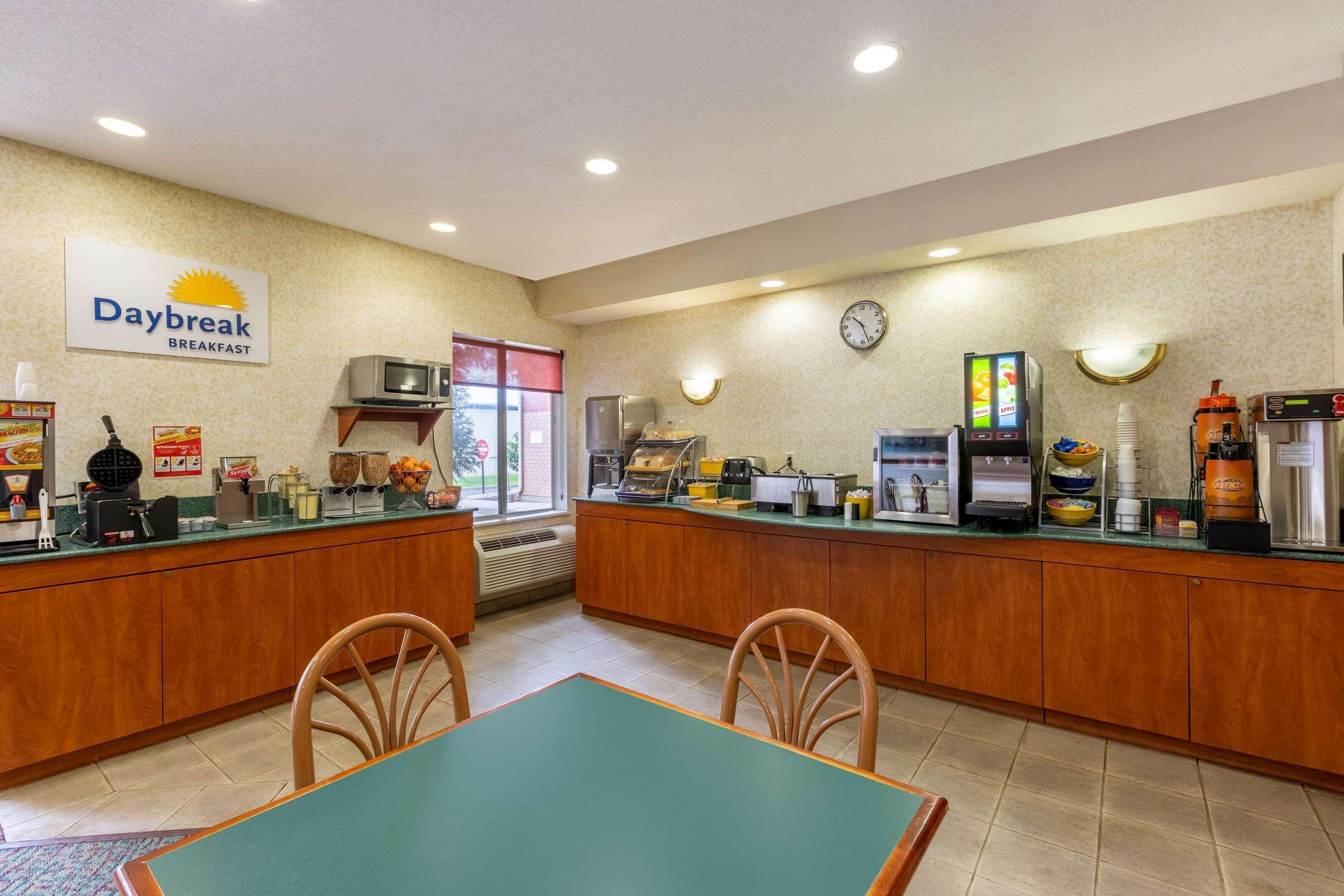 Days Inn & Suites By Wyndham Madison Exterior photo