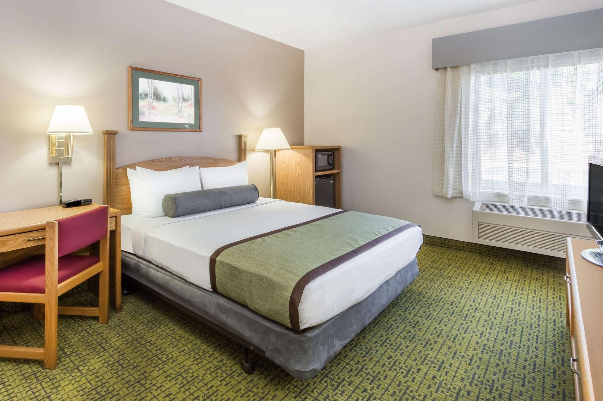 Days Inn & Suites By Wyndham Madison Exterior photo