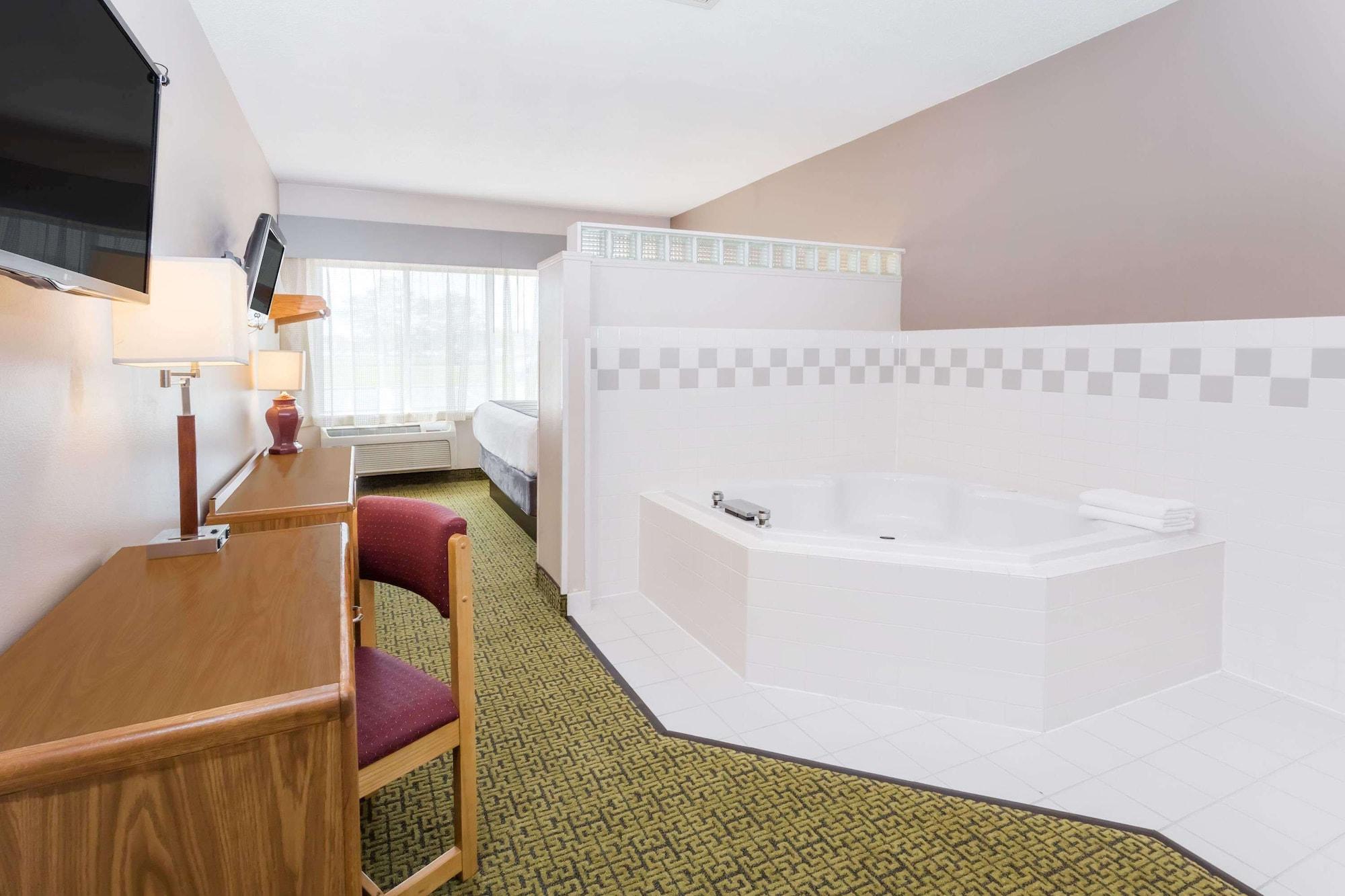 Days Inn & Suites By Wyndham Madison Exterior photo