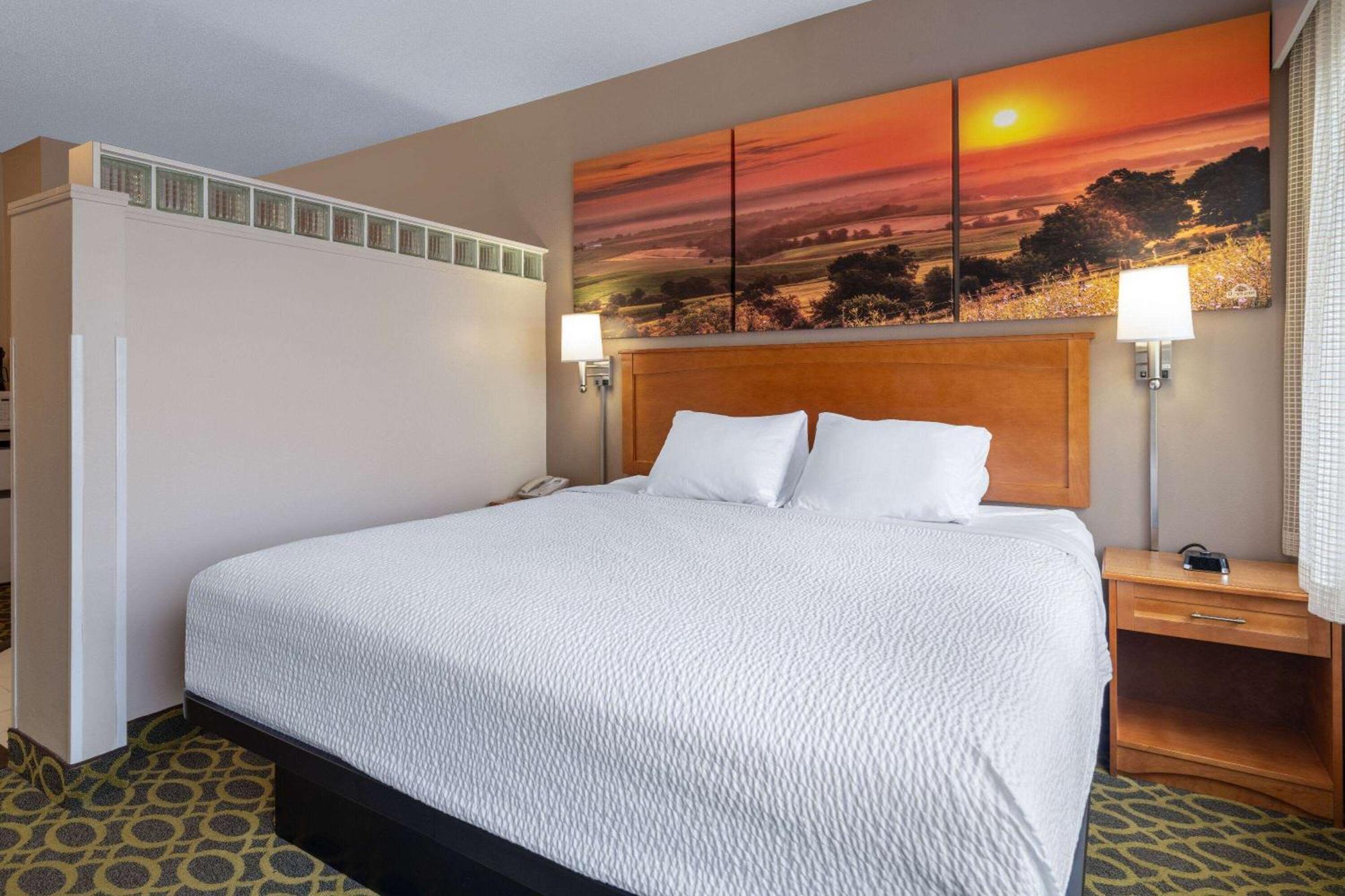 Days Inn & Suites By Wyndham Madison Exterior photo