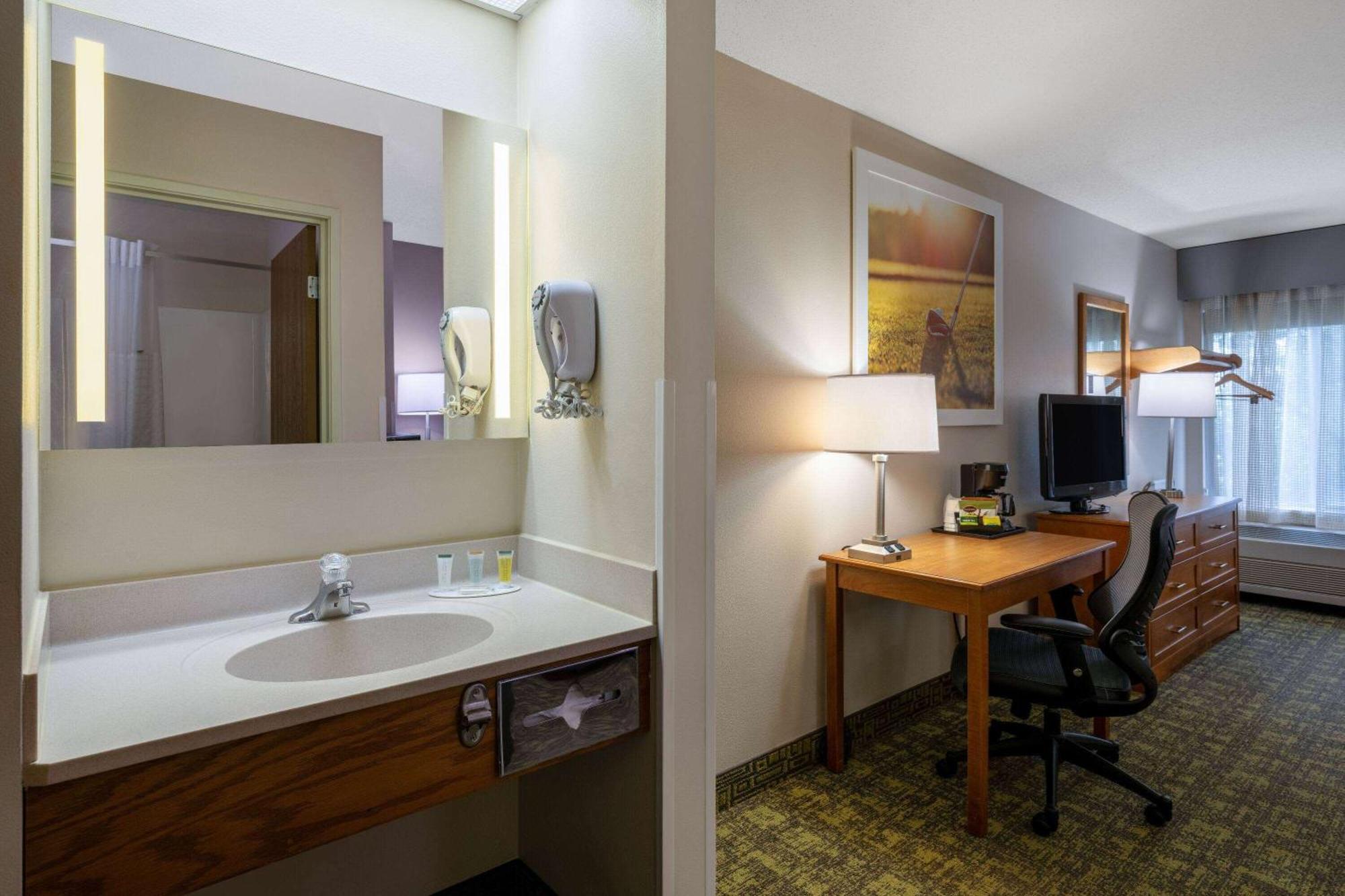 Days Inn & Suites By Wyndham Madison Exterior photo