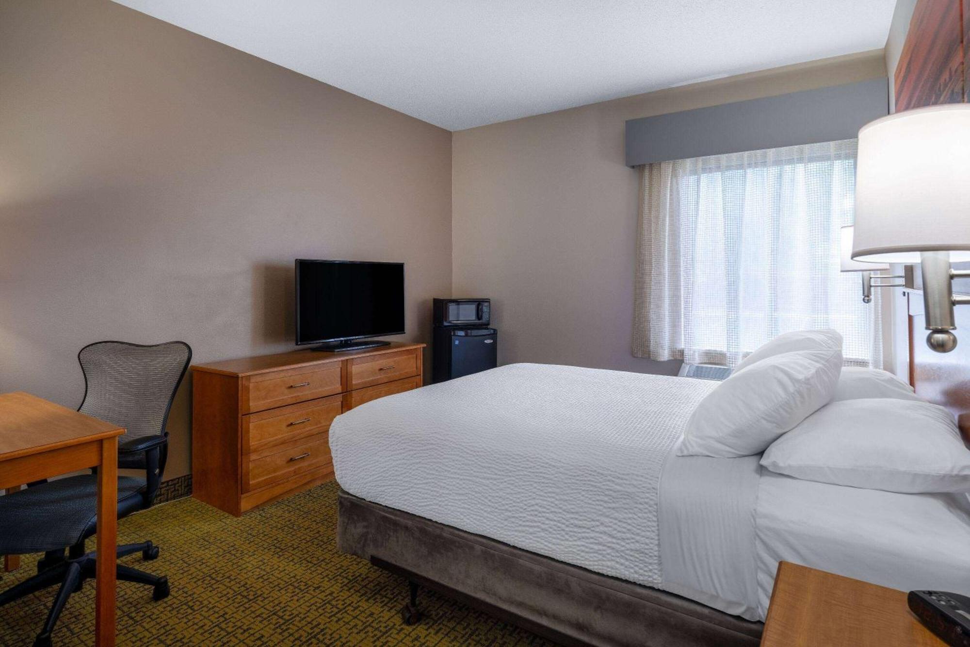 Days Inn & Suites By Wyndham Madison Exterior photo