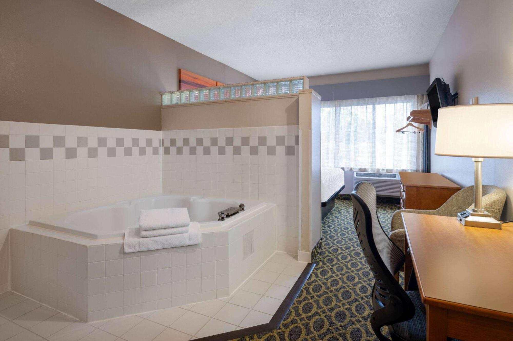 Days Inn & Suites By Wyndham Madison Exterior photo