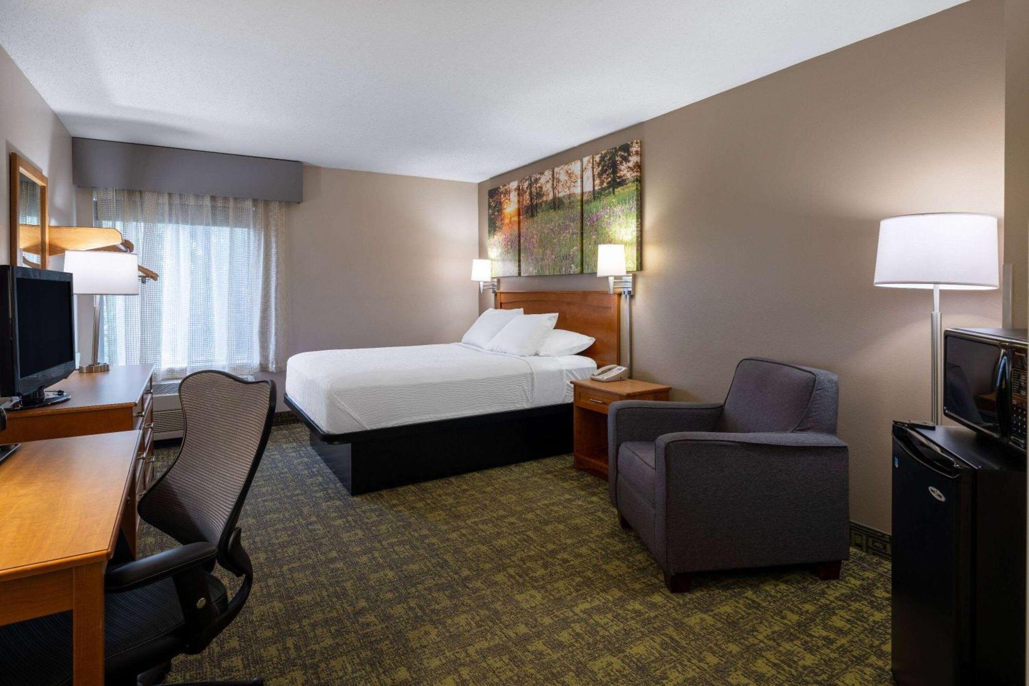 Days Inn & Suites By Wyndham Madison Exterior photo