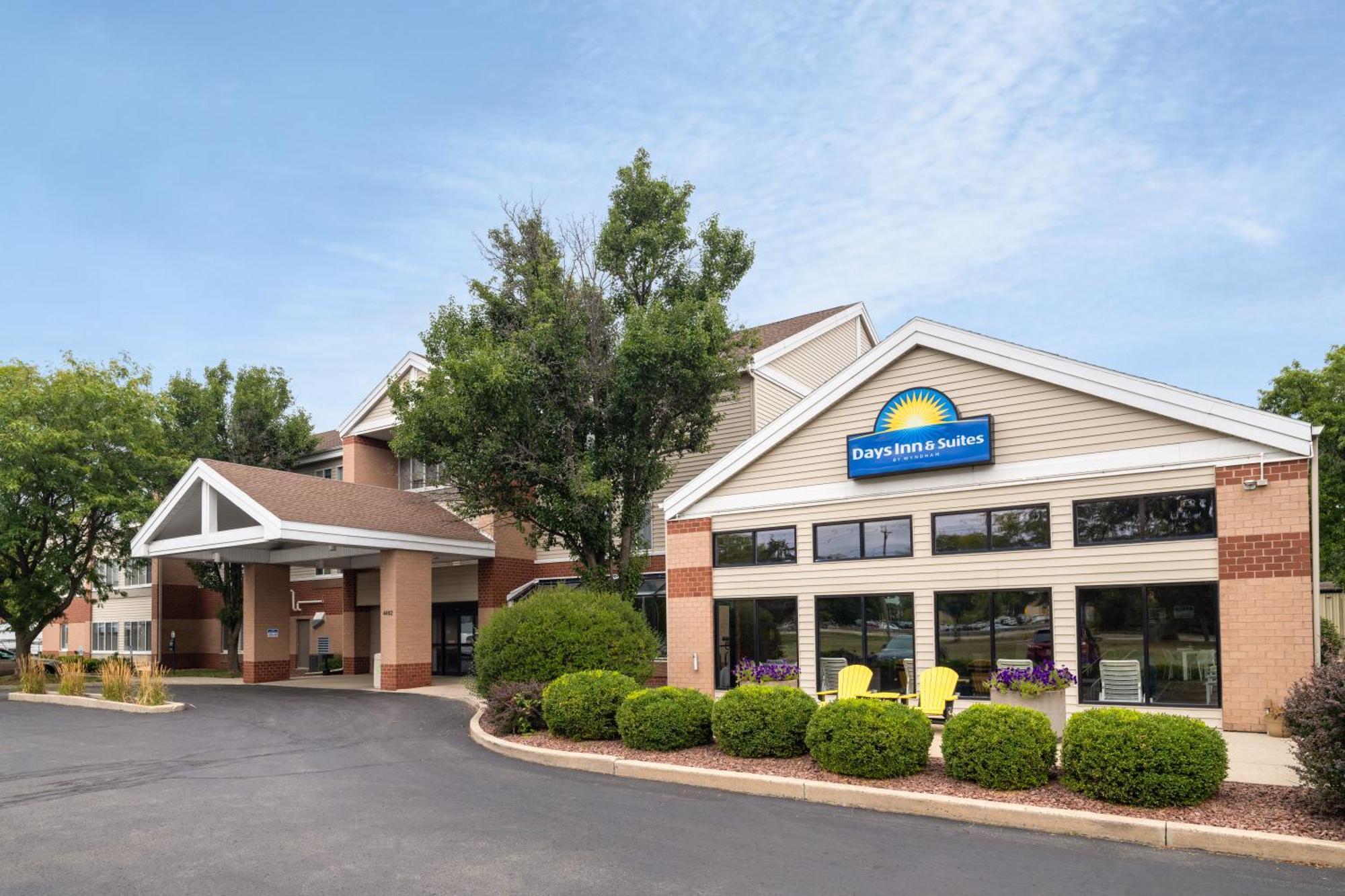 Days Inn & Suites By Wyndham Madison Exterior photo