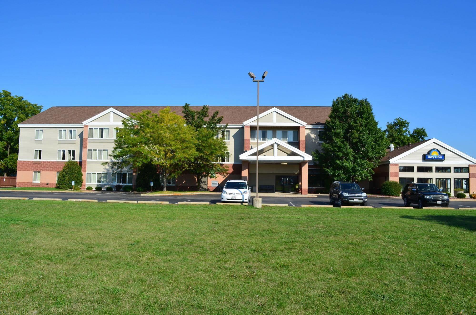 Days Inn & Suites By Wyndham Madison Exterior photo
