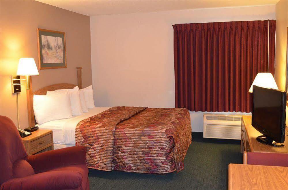 Days Inn & Suites By Wyndham Madison Exterior photo
